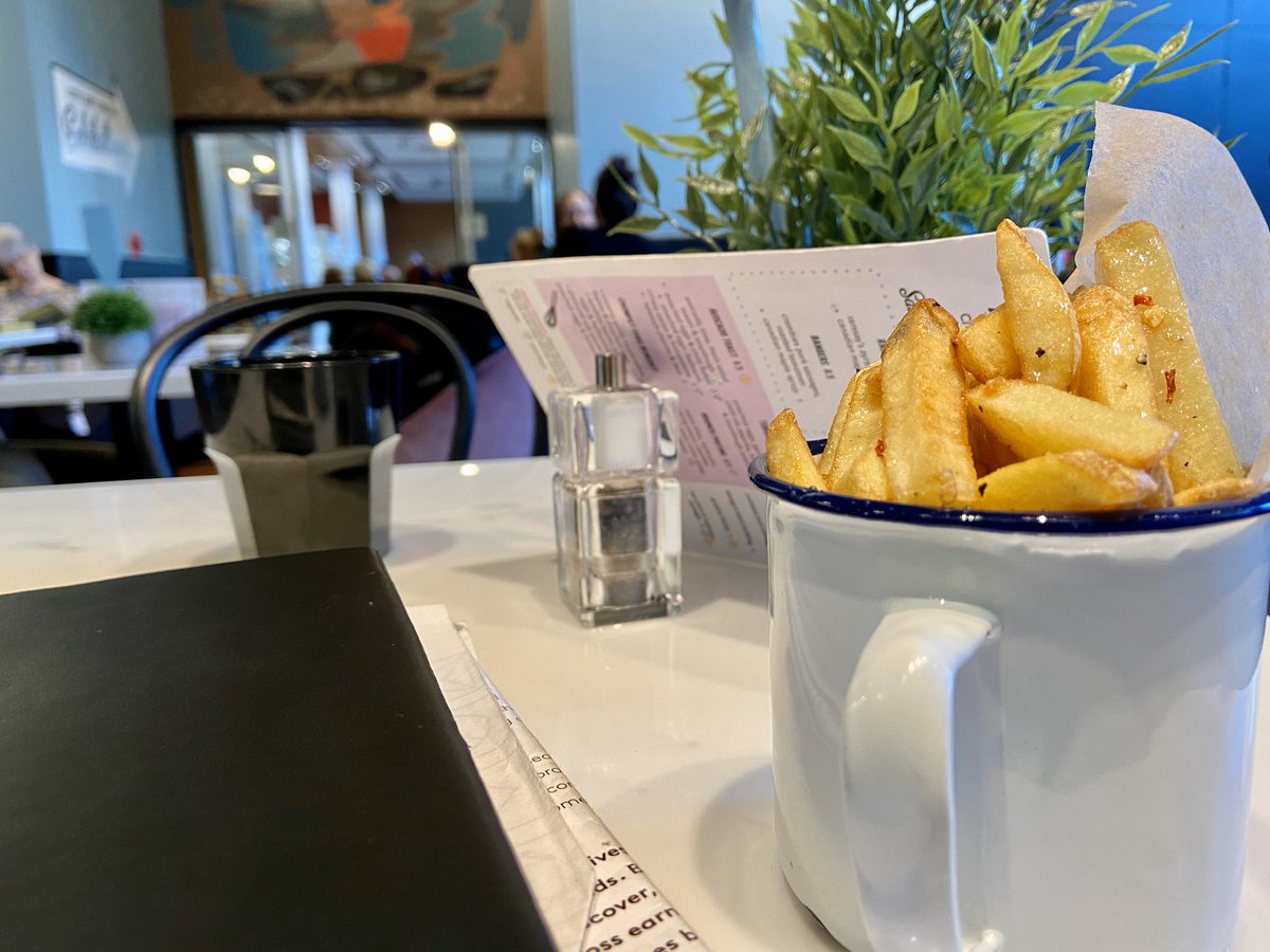 291_media's tweet photo. Working from @mimisbakehouse this afternoon with chilli fries for company.
#freelance #cafeworking #contentcreating https://t.co/oPAiEmef7B