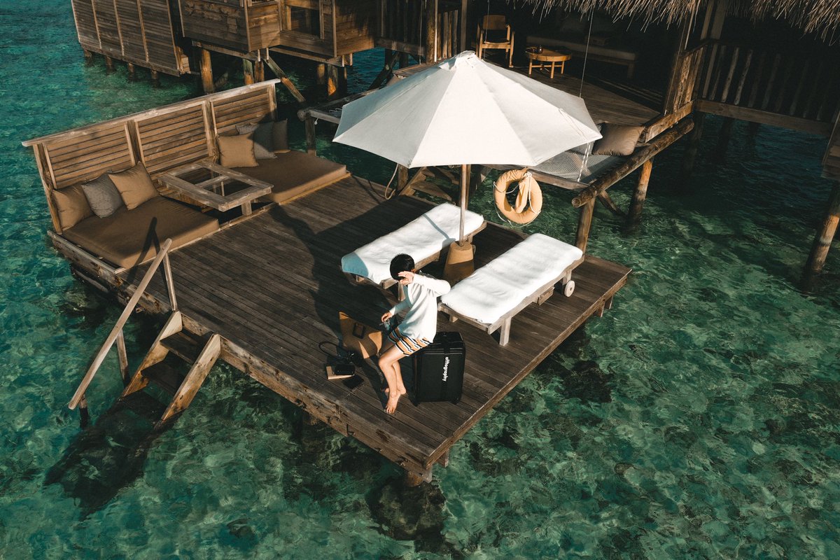 offtography's tweet image. #รีวิวกระเป๋าขั้นสูง คือการรีวิวกระเป๋าเดินทางของ @moof49 ด้วยโดรน ในเมื่อไม่มีใครถ่ายให้ ก็ต้องทำงี้ล่ะ ขนาดมองมาจากบนฟ้ายังรู้เลยว่าใช้ดี 5555555555