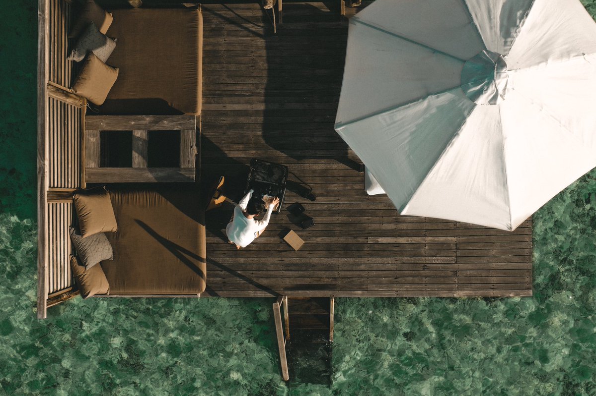 offtography's tweet image. #รีวิวกระเป๋าขั้นสูง คือการรีวิวกระเป๋าเดินทางของ @moof49 ด้วยโดรน ในเมื่อไม่มีใครถ่ายให้ ก็ต้องทำงี้ล่ะ ขนาดมองมาจากบนฟ้ายังรู้เลยว่าใช้ดี 5555555555