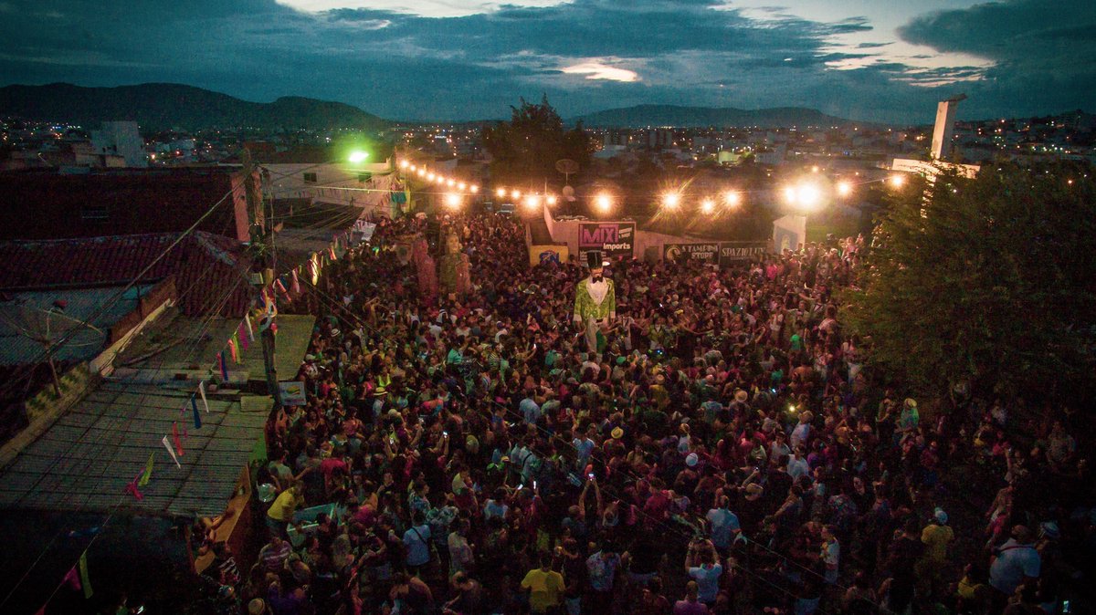 Esse #TBT lindo é da cerimônia da entrega do fraque do Homem da Meia-Noite, no nosso conhecido e mágico Alto do Cruzeiro (Arcoverde/PE). Esse foi um dos momentos mais encantados do dia 02 de fevereiro, onde nos sentimos unidos a todos vocês.🔥