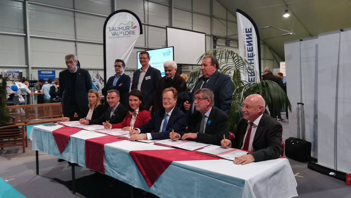 christelleSept's tweet photo. Signature du protocole d'accord "Saumur Val de Loire, territoire d'industrie" jeudi 6 février @SaumurAgglo. Innover, recruter, exporter, simplifier sont les maîtres mots des actions qui seront mises en place pour accompagner les chefs d'entreprises du Saumurois @cci49 @jb_portier https://t.co/anxx2byoPF