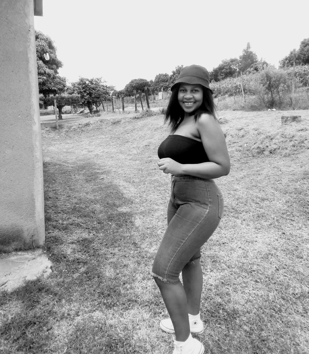 FemaleKing03's tweet image. #IWasInFirstYear There was this month where thugs took my food I had nothing to feed on kept on calling my dad asking for cash and my brother who is a teacher they both turned me down I pulled through now I have my N6 in Electrical Engineering 🤞❤️👑