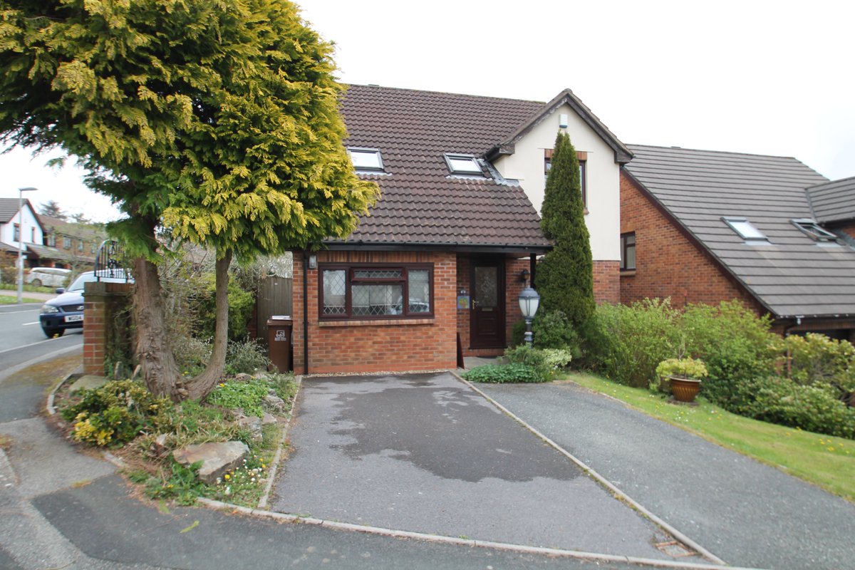 LettingsMB's tweet photo. Newly refurbished detached 4/5 bedroom #house in #Woolwell, £1250 PCM.

The property benefits from a conservatory, en-suite shower, built in wardrobes, front &amp; rear gardens and a driveway. 

For more information please visit our website https://t.co/YHEXrH5jCE #lettings #plymouth https://t.co/Cgz8iSgOxG
