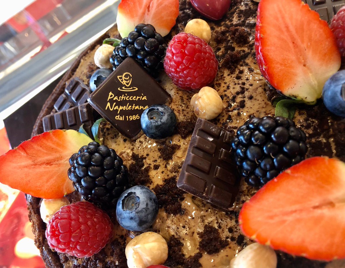 PastNapoletana's tweet photo. Frolla al cacao, cremino alla nocciola, cake alla gianduia e frutti di bosco sciroppati. Questa è la nostra Crostata Gianduia e Frutti di Bosco...un'esplosione di gusto irresistibile! #pasticcerianapoletana #dolci #crostata #francavillaalmare #nocciola #gianduia https://t.co/uzfMSQAQTj