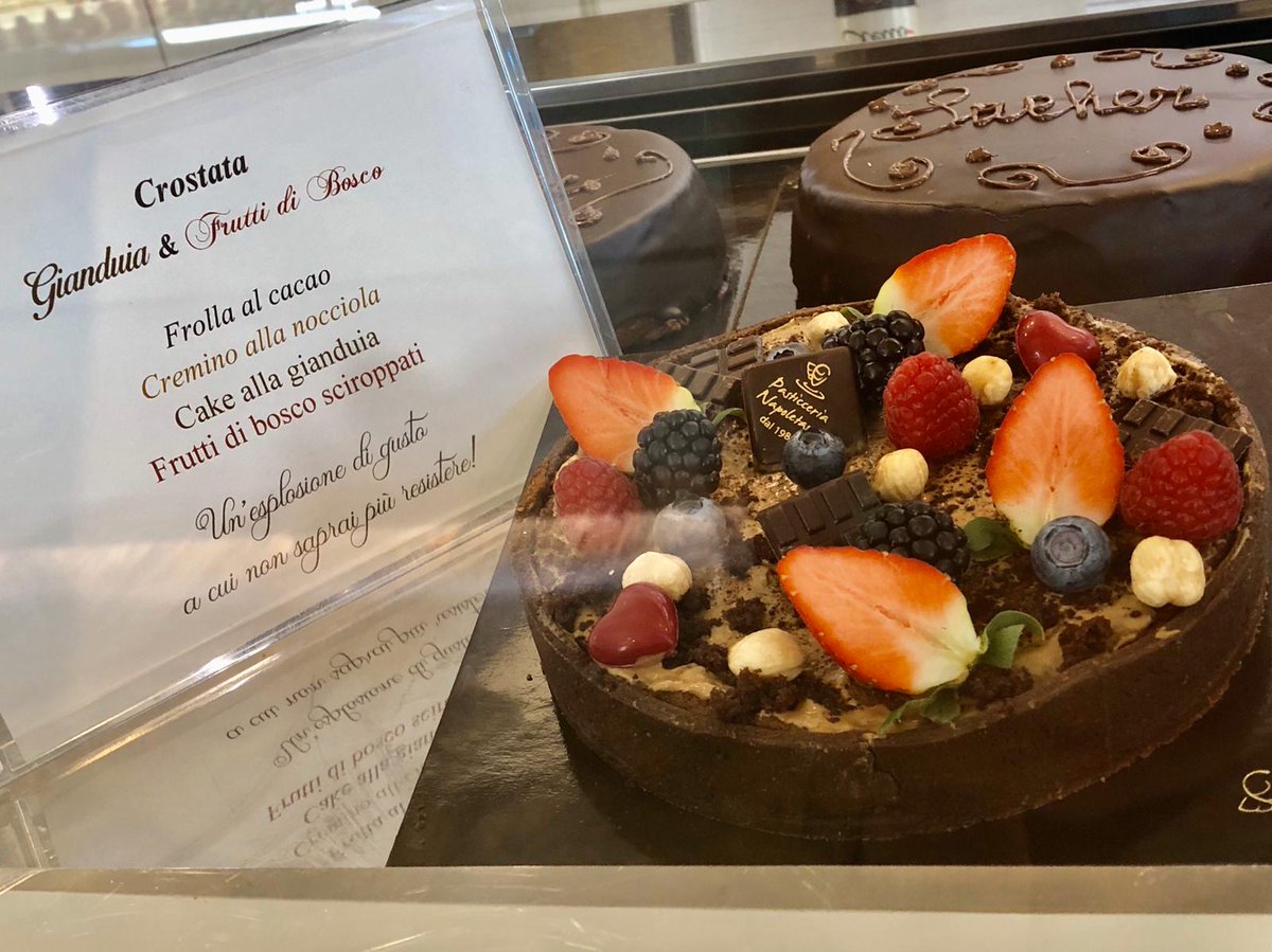 PastNapoletana's tweet photo. Frolla al cacao, cremino alla nocciola, cake alla gianduia e frutti di bosco sciroppati. Questa è la nostra Crostata Gianduia e Frutti di Bosco...un'esplosione di gusto irresistibile! #pasticcerianapoletana #dolci #crostata #francavillaalmare #nocciola #gianduia https://t.co/uzfMSQAQTj