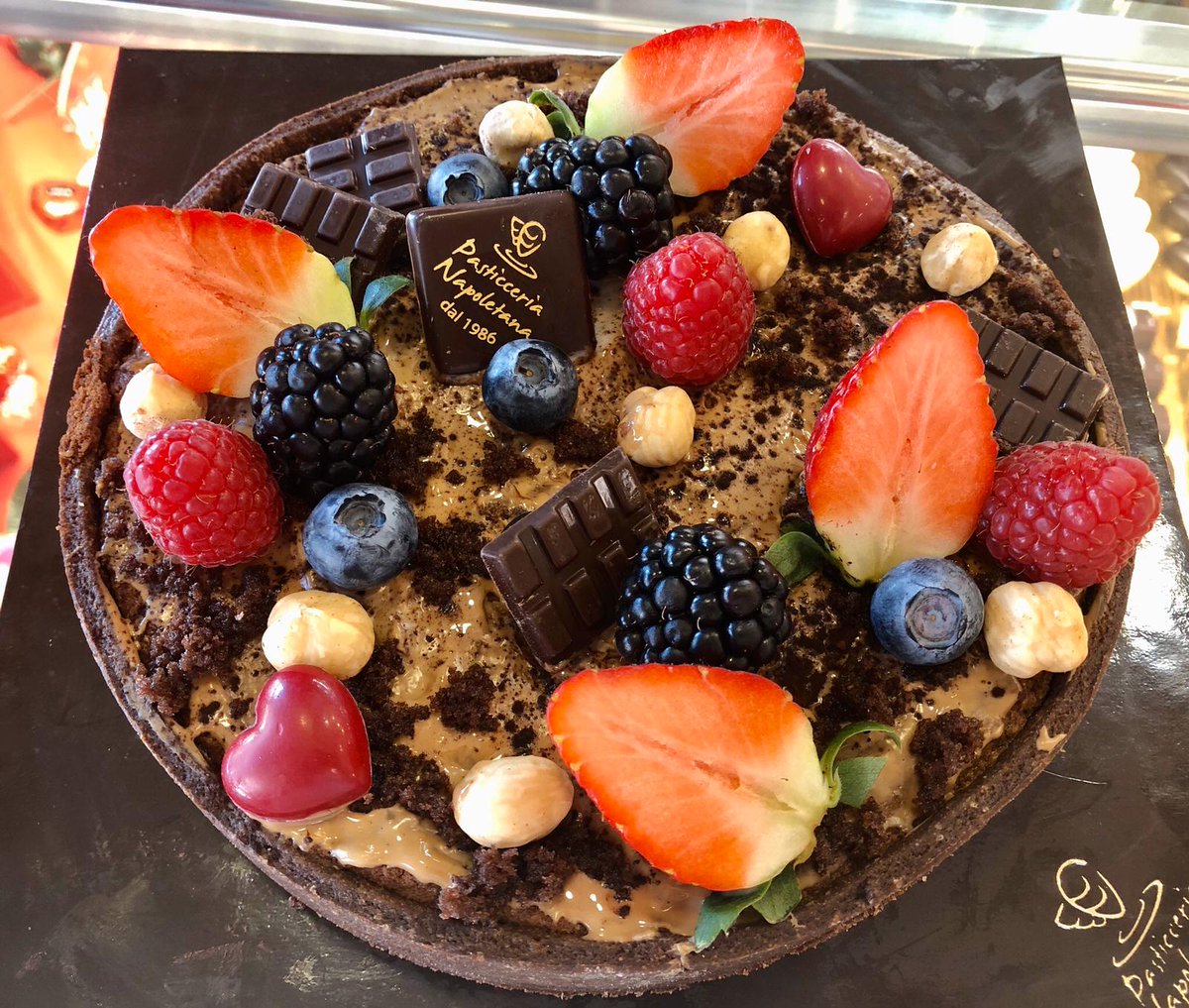 PastNapoletana's tweet photo. Frolla al cacao, cremino alla nocciola, cake alla gianduia e frutti di bosco sciroppati. Questa è la nostra Crostata Gianduia e Frutti di Bosco...un'esplosione di gusto irresistibile! #pasticcerianapoletana #dolci #crostata #francavillaalmare #nocciola #gianduia https://t.co/uzfMSQAQTj