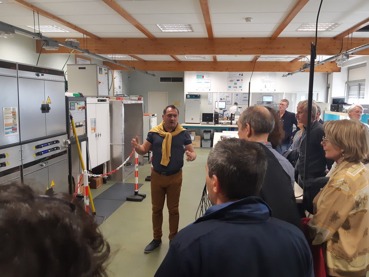 IES (@iesmontpellier) on Twitter photo Lors de la visite du HCERES, Jerôme Castellon du groupe GEM de l'IES, présente les isolants pour câbles de transport d'énergie du futur. Lors de la visite du HCERES, Jerôme Castellon du groupe GEM de l'IES, présente les isolants pour câbles de transport d'énergie du futur.