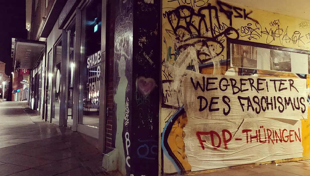basishl's tweet photo. Lübecker Antifaschist*innen haben heute Nacht in unmittelbarer Nähe zu den Parteibüros der CDU und FDP anklagende Parolen platziert, um auf die gestrigen Geschehnisse in Thüringen aufmerksam zu machen. #Lübeck #NoAfdSH #Thueringen (1/2) https://t.co/7T0aTsTlig
