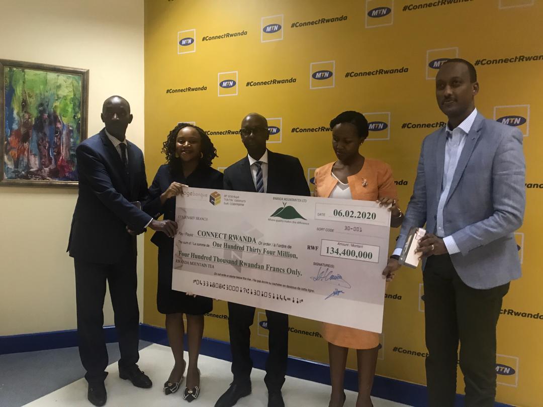 RoyalFMRwanda's tweet photo. #Happeningnow
@RwMountainTea handed over their pledge of 1344 @MaraPhones in #ConnectRwandaChallenge
@MTNRwanda https://t.co/4nWE2hgNyF