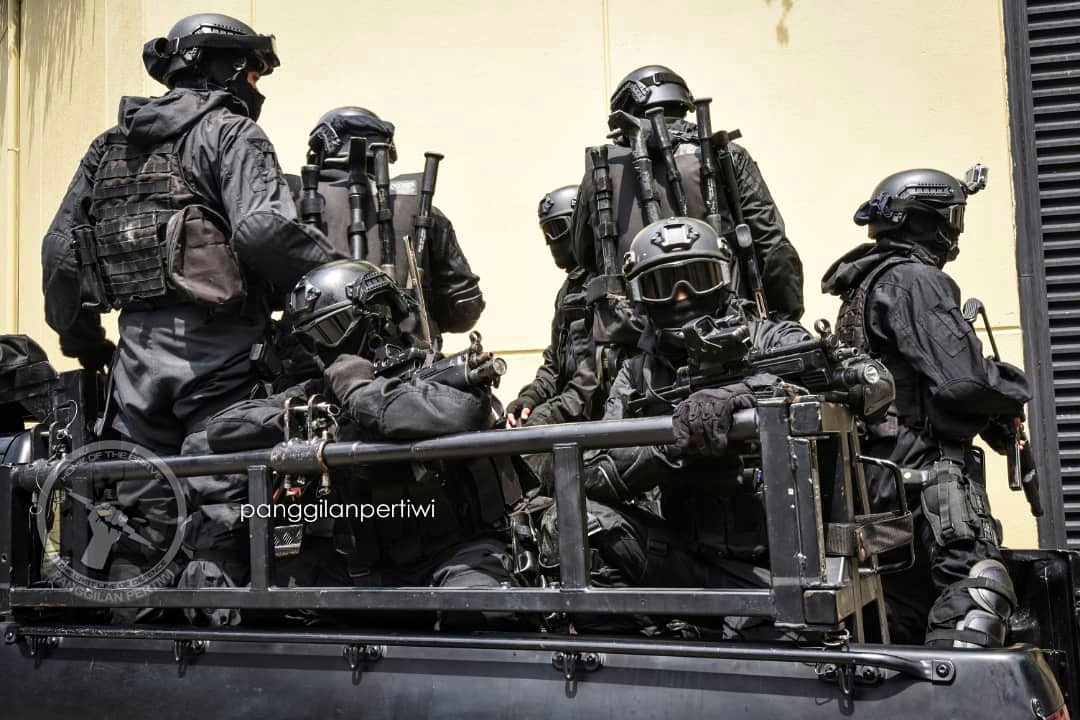 Man in Black

11 ULK " Counter Terrorist Unit" Grup Gerak Khas (GGK), Malaysian Army.

#military #armyphotography #army #militaryphoto #militaryphotography #malaysianarmy #rejimengerakkhas #grupgerakkhas #ggk #11ulk #specialforces #tenteradarat #gagahsetia