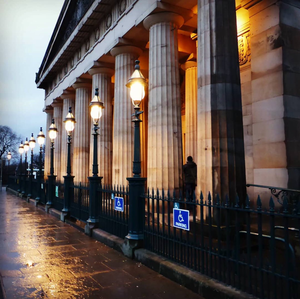 CLSLight's tweet image. Sometimes converting existing luminaires makes much more sense than replacing with new fittings.

These characteristic street lanterns were recently converted to LED for @NatGalleriesSco, as part of our LED conversion service.

#ledconversion #exteriorlighting #streetlighting