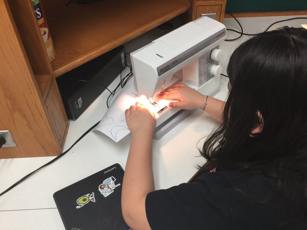 SterlingMiddle1's tweet photo. FACS students working at their own pace. Sewing requires hand-eye coordination and yes, creativity!
#studentownership #unlimitedpossibilities #buildsconfidence https://t.co/LdQIIl0Wgb
