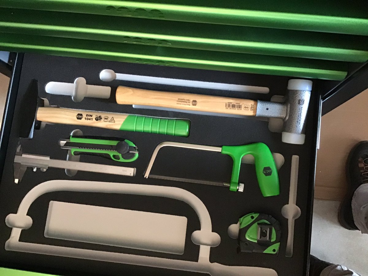 Dirkvdberk's tweet photo. Vandaag samen met een klant van mij deze Ultra gereedschapskar gaan monteren #sales #RecaBelux #gelukkigeklant https://t.co/hzujBQzdIr