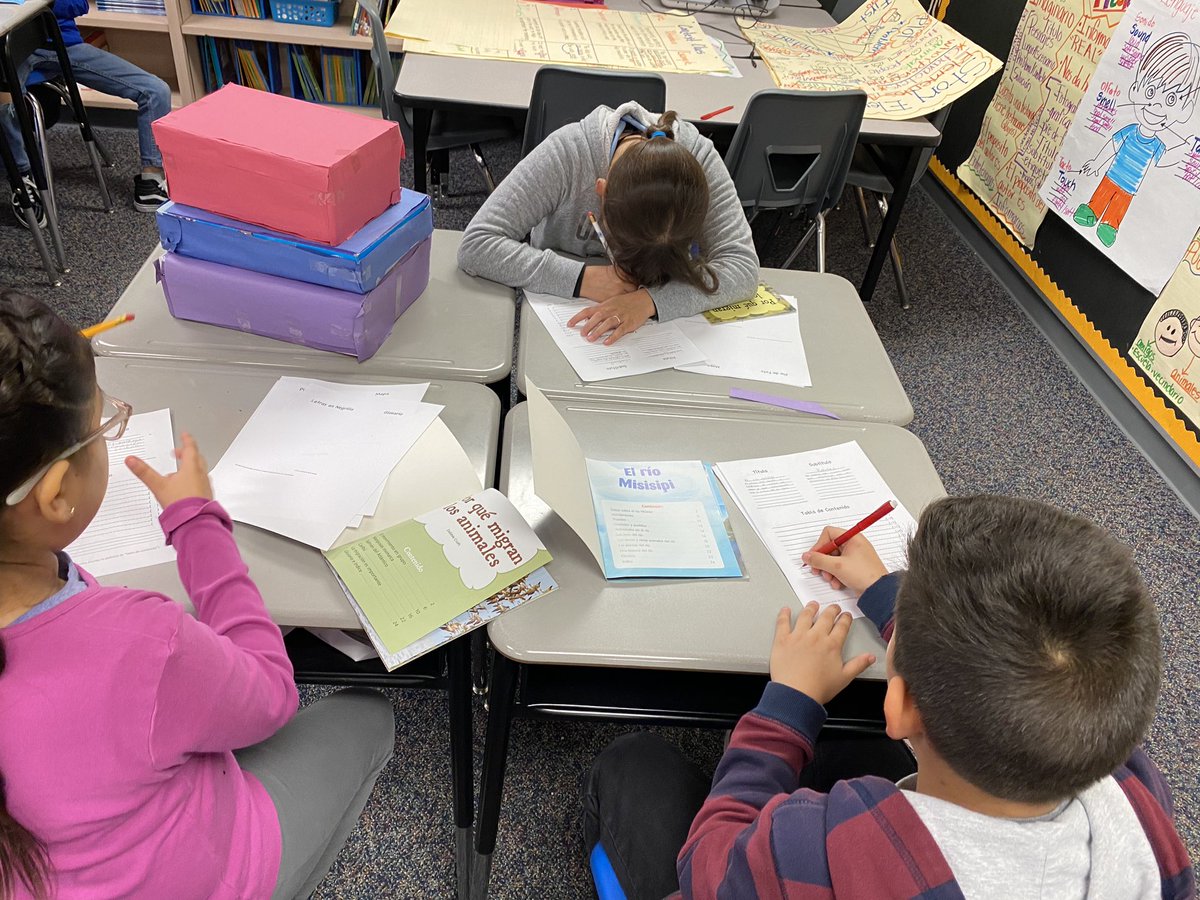 KDurell's tweet photo. Mrs.Durell’s class engaged working on their Text Features boxes. @JeterElem #textfeatures https://t.co/WPuMheXxvR