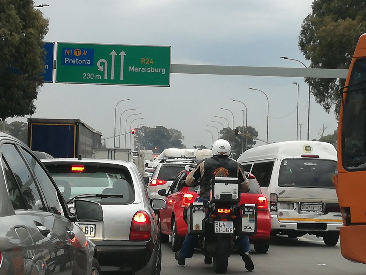 MGrigoropoulos's tweet photo. @EWNTraffic stuck for last hour at same robot. This is bad https://t.co/uMCpYqFwRG