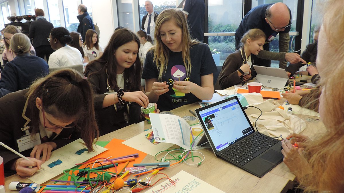 MSEducationUK's tweet image. 👩‍💻👩‍🔬 Today's DigiGirlz each tackled a Microsoft STEM Maker Challenge today and created some pretty awesome solutions in the process!

🎇 Want to spark some STEM creativity from your students? Explore our Maker Challenges and more here: msft.it/6015Tw6Ad

#DigiGirlz #STEM