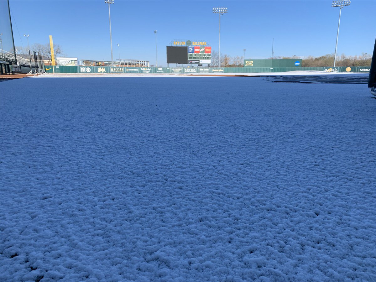 BaylorBaseball's tweet photo. Baseball weather?! ❄️☃️🥶

#SicEm https://t.co/xt5ijNIwuW