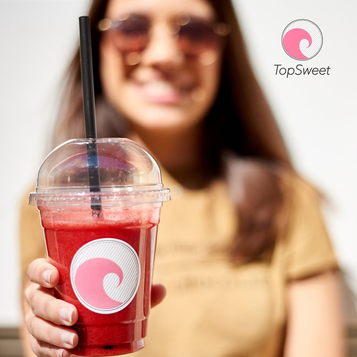 HeladosTopSweet's tweet photo. En #Fuerteventura nos encanta disfrutar del #sol ☀️acompañado de un buen #smoothie de fruta 100% #natural y #artesanal. 🥤🍒🍎🍓🥝🍍🍏🍐
.
#HeladosTopSWeet #fuerteventura #postres #meriendas #icecream #Helados #IceCreamLover #sweet #yummy #diversionsinlimites #oladesabor https://t.co/CCuA6gVmRj