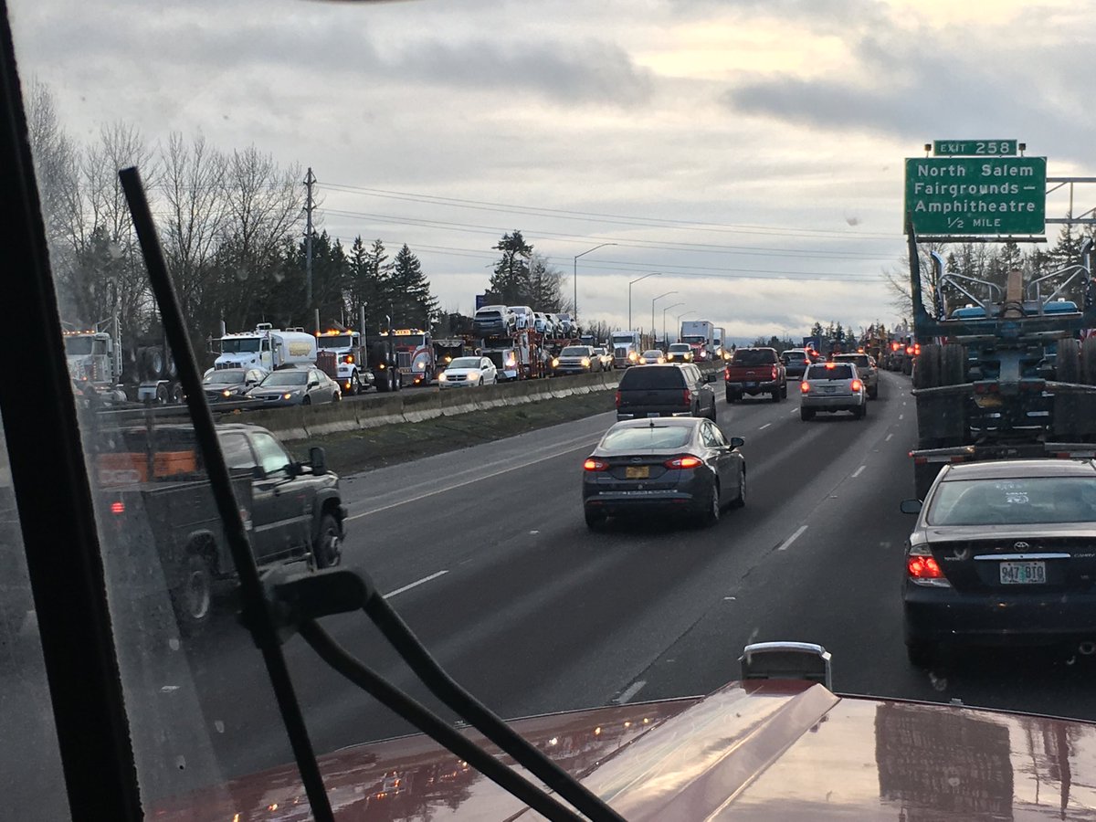 jthomasreports's tweet image. Trucks as far as the eye can see . ⁦@SalemReporter⁩ ⁦@TimberUnity⁩ #timberunity