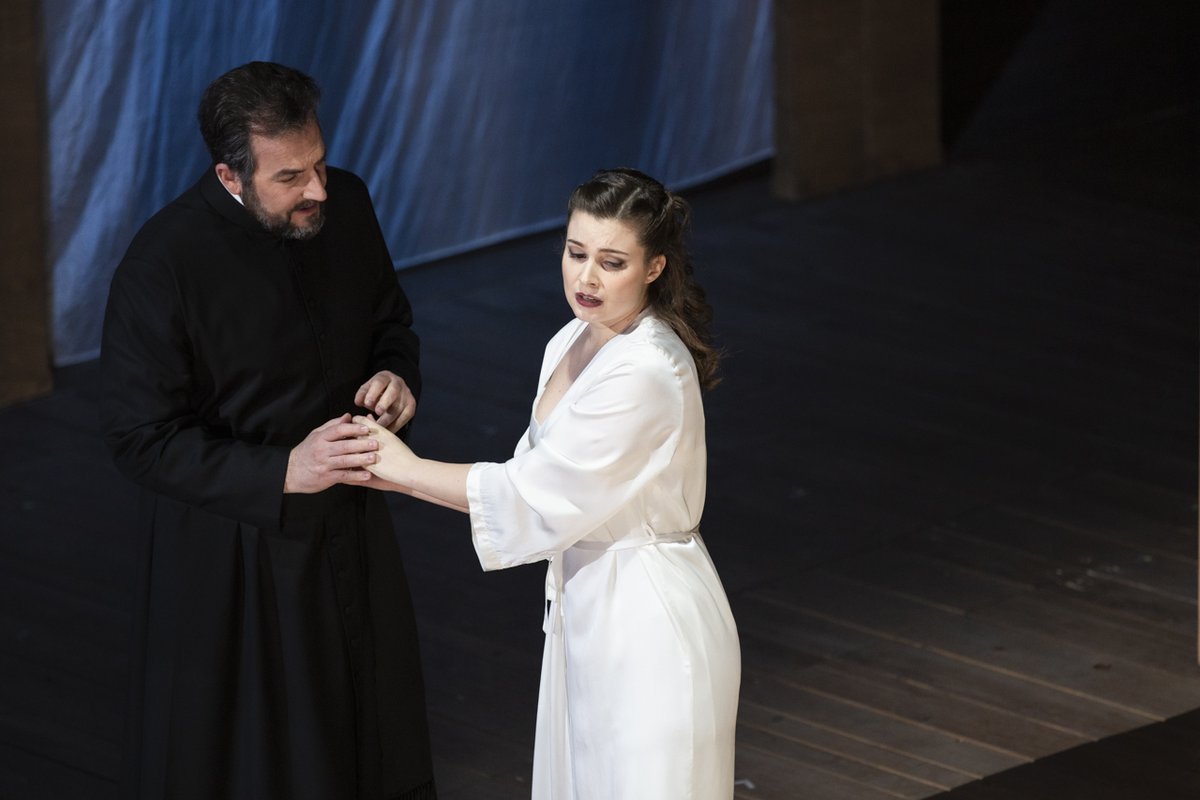 OperaRoma's tweet photo. Alle 20 l'ultima recita de 'I Capuleti e i Montecchi' con #BenedettaTorre nel ruolo di Giulietta e #VasilisaBerzhanskaya nel ruolo di Romeo
#operaroma #TORcapuleti

ph. Yasuko Kageyama / TOR https://t.co/QyoUfkicsa