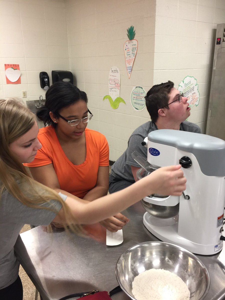 OakersCla's tweet photo. Prepping for our Valentine’s Day cookie social!! ❣️ 🍪 @msclaprise  @CoventryOakers https://t.co/XWUi9TdSxf