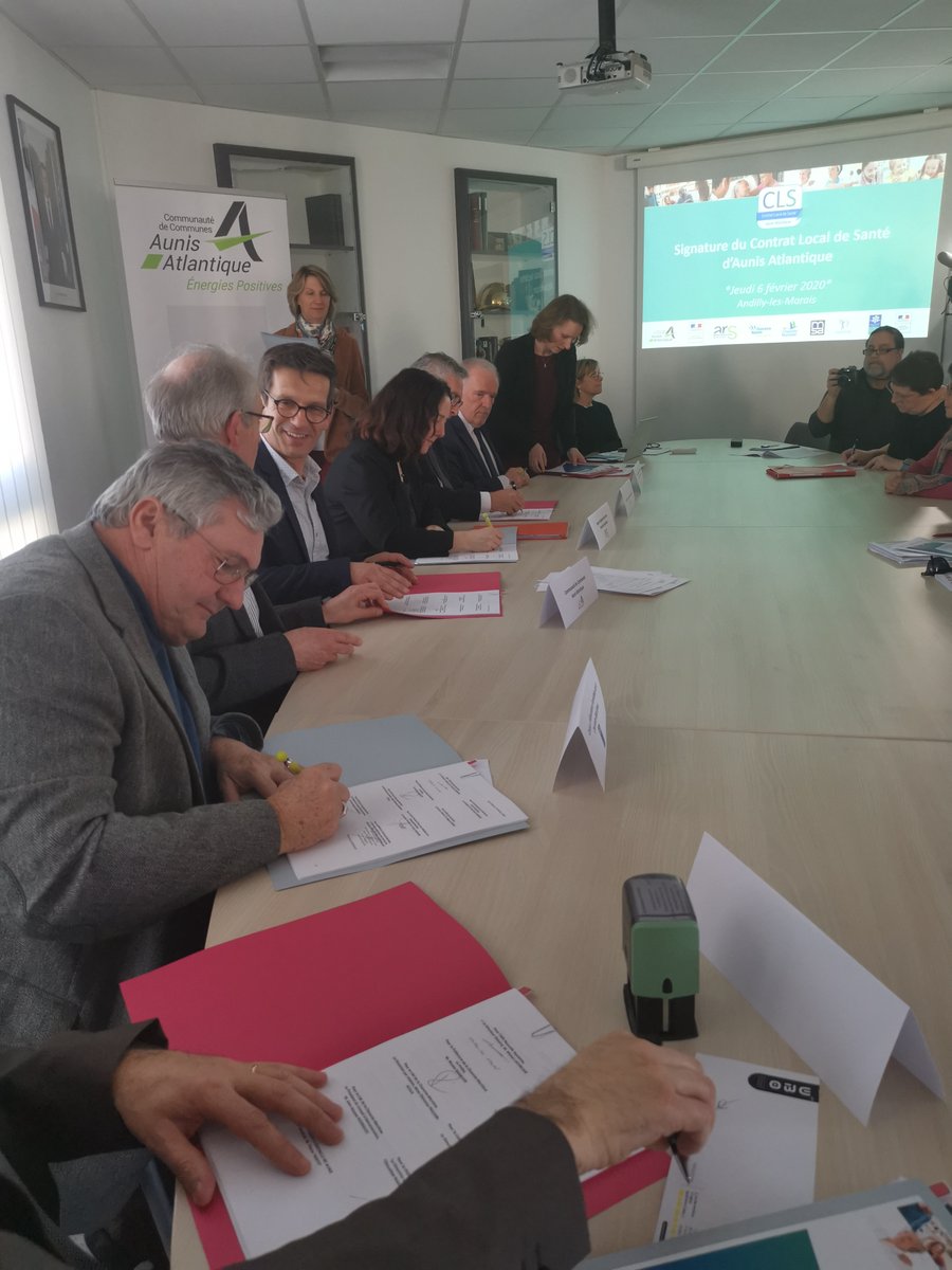 AunisAtlantique's tweet photo. Signature à Andilly du Contrat Local de Santé @AunisAtlantique une démarche partenariale pour améliorer l'état de santé global de la population et faciliter l'accès aux soins  @ARS_NAquit  @Prefet17 @DSDEN17 Groupe Hospitalier La Rochelle Ré Aunis @CPAM_17 MSA des Charentes #CLS https://t.co/6uSex614ow