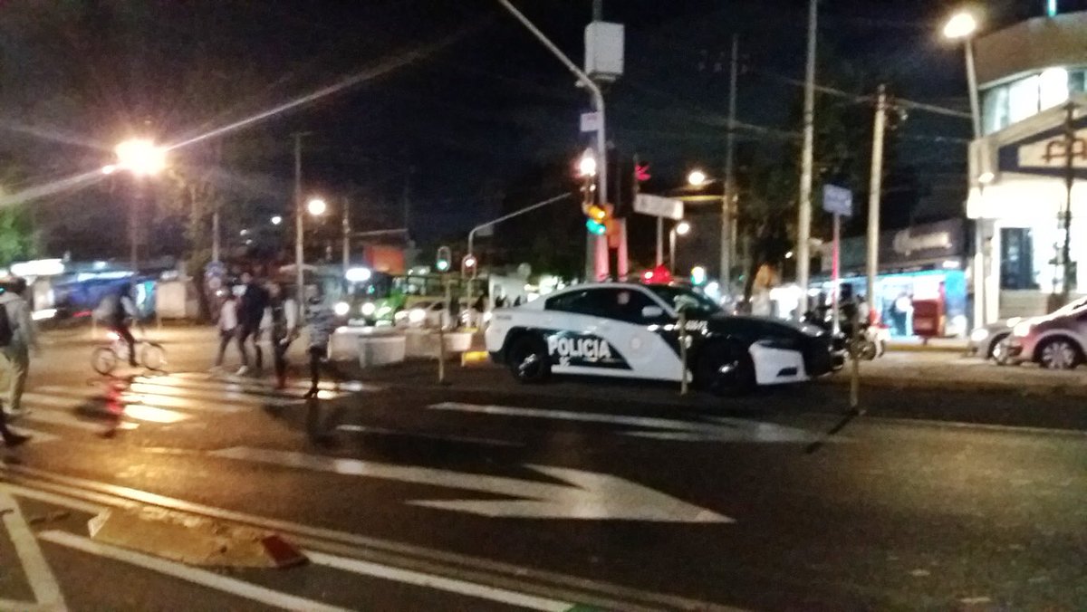 Barbariux_'s tweet photo. Cuando la ex-empleada arcoiris o cualquier otro alabador hablé a favor o pretenda alardear de la supuesta utilidad de los tubos y maceta, muestrenle estas fotos, una patrulla estacionada en el embudo, por cierto estaba “cuidando” al #Minialcalde en la MH. https://t.co/ejkidwYPDB