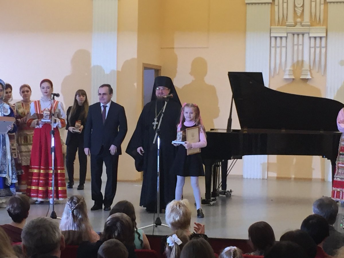 В Ивановском музыкальном училище состоялась церемония награждения победителей фестиваля «Рождественский подарок». Среди победителей четверо учащихся ДХШ:  Бурхатова Вероника, Коровкина Яна, Костерева Арина и Лаптева Анастасия, которая и побывала на церемонии  со своими родителями