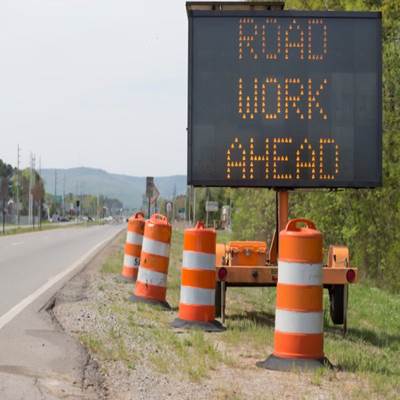 CHP_HQ's tweet image. The law requires motorists to move over to a lane not immediately adjacent to a highway work zone or any stationary vehicles displaying flashing emergency lights or amber warning lights. These include civilian vehicles, Caltrans and CHP vehicles, and tow trucks. #MoveOverSlowDown