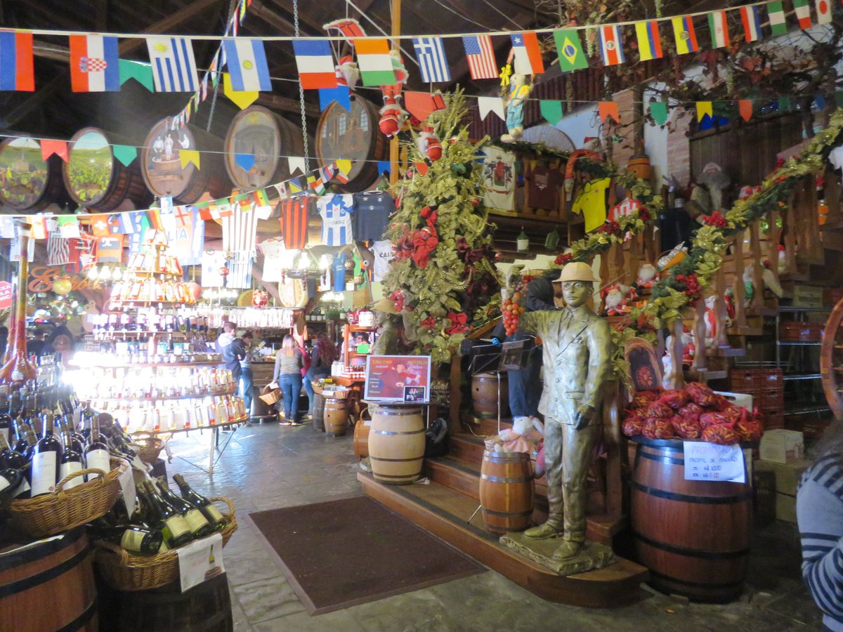 Um cantinho da Italia, temático, rústico com belas esculturas no coração de Santa Felicidade, regado de muito vinho para degustação e compra.
Confira tudo aqui para o seu dia de passeio. 
curitibacity.com/pontos_turisti…