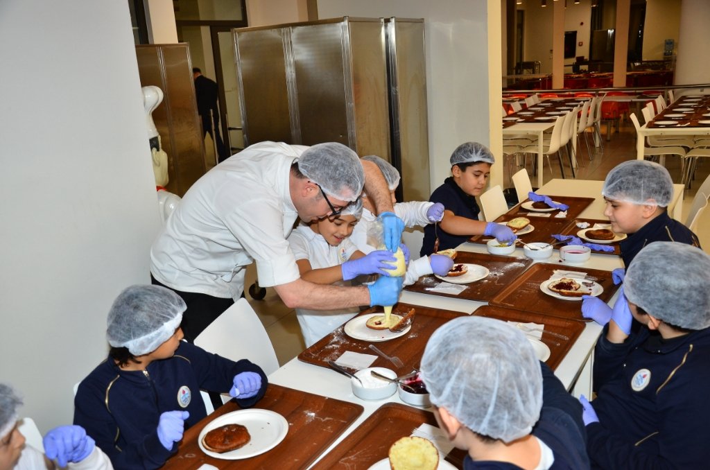 Deutsche Stars Kulübü Öğrencilerinden Berliner Pastası
Antalya Koleji Konyaaltı Kampüsü İlkokul Almanca Kulübü öğrencileri, Alman pastası Berliner yapt
Alman kültürünün bilinen en lezzetli tatlılarından olan Berliner yapmayı öğrenen öğrenciler yaparken de eğlenceli vakit geçirdi