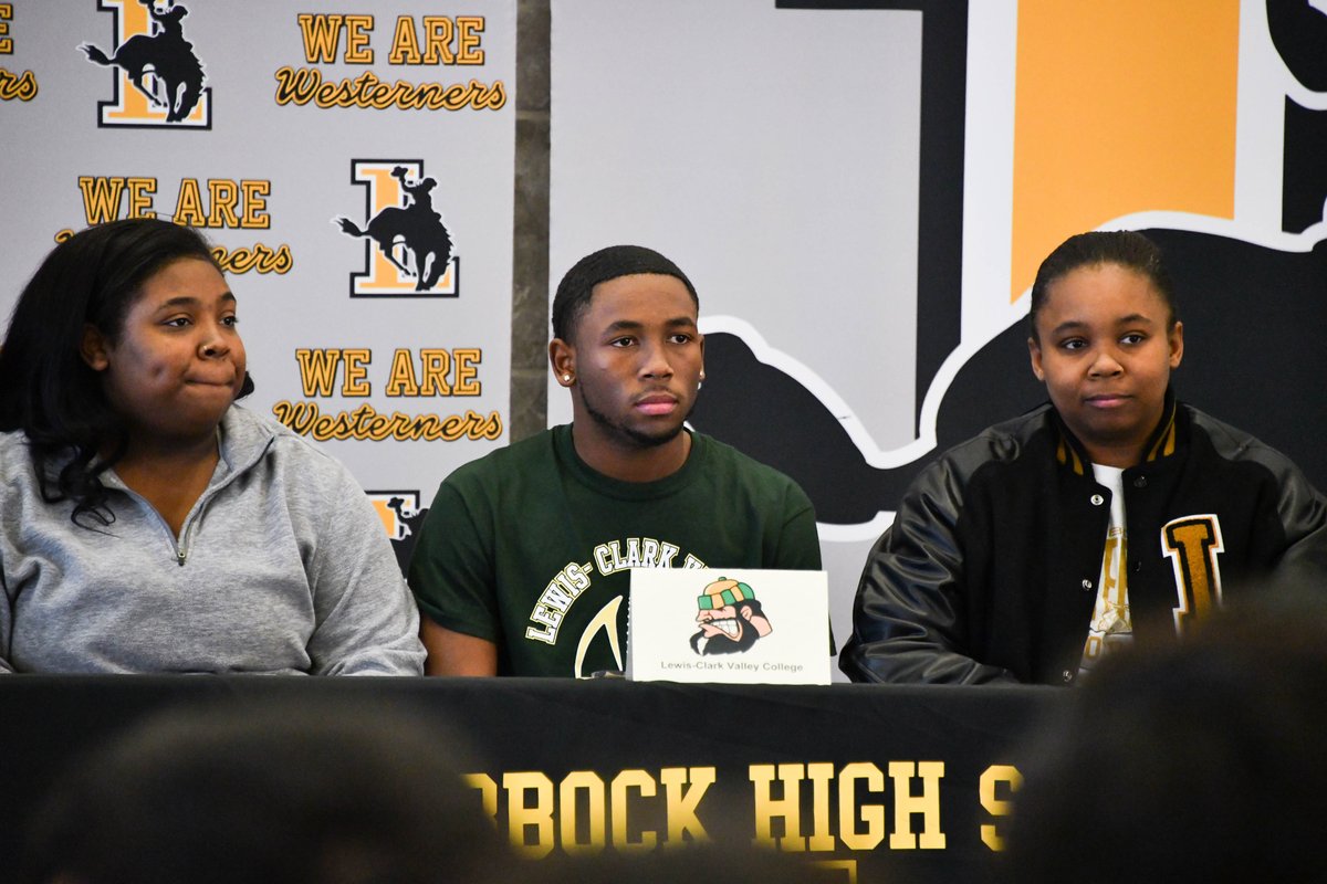 Congratulations to these athletes for signing their letters of intent today 🎉🎉 These students are off to great things and we are so excited to watch them soar!

#WeAreLubbockISD <a href="/EstacadoHS/">Estacado High School</a> <a href="/CHSMustangsLBB/">Coronado High School</a> <a href="/montereyhs/">Monterey High School</a> <a href="/lhswesterners/">Lubbock High School</a>