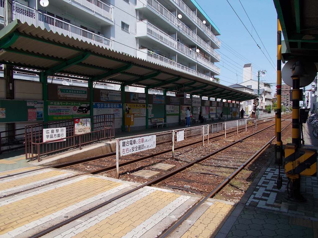 駅の目録屋 19年 楽々園駅 広島県 広島電鉄 宮島線 1935年に塩浜駅 として開業 翌年 電車で楽々行ける遊園地 をキャッチフレーズにした楽々園遊園地の開園に合わせ その玄関駅として楽々園駅へ改称 1965年に楽々園遊園地駅へ改称されましたが