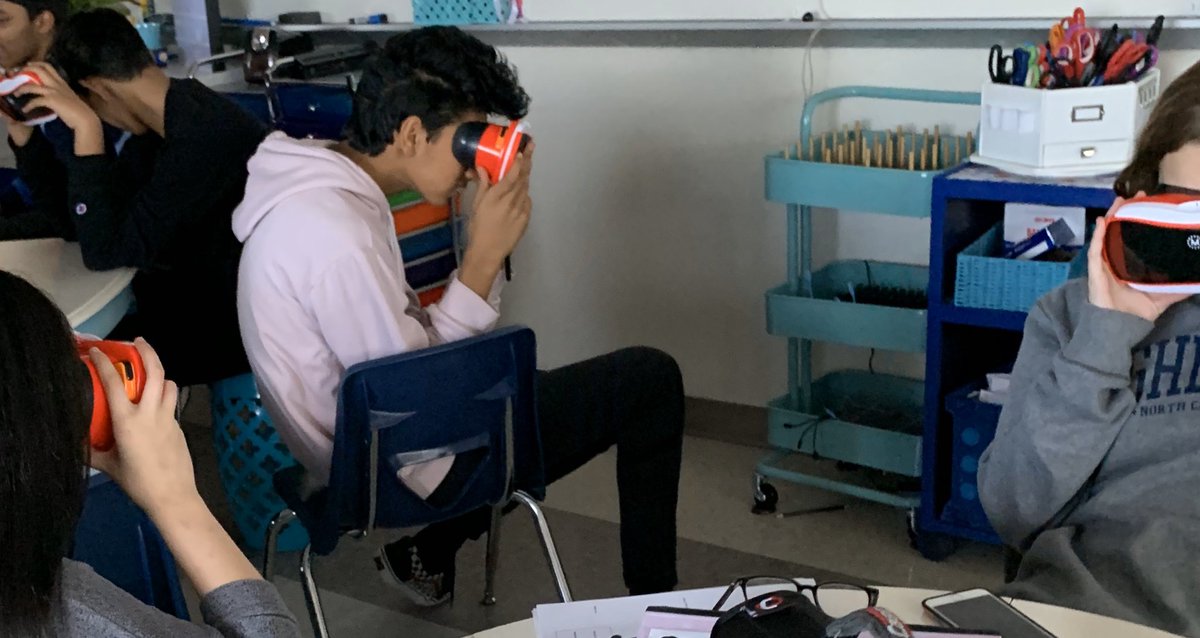 SHolliman7's tweet photo. A&amp;P students took a virtual tour of the CNS today. @Cen10titans #GoogleExpeditions #TitansLearn https://t.co/cx9WKQgen5