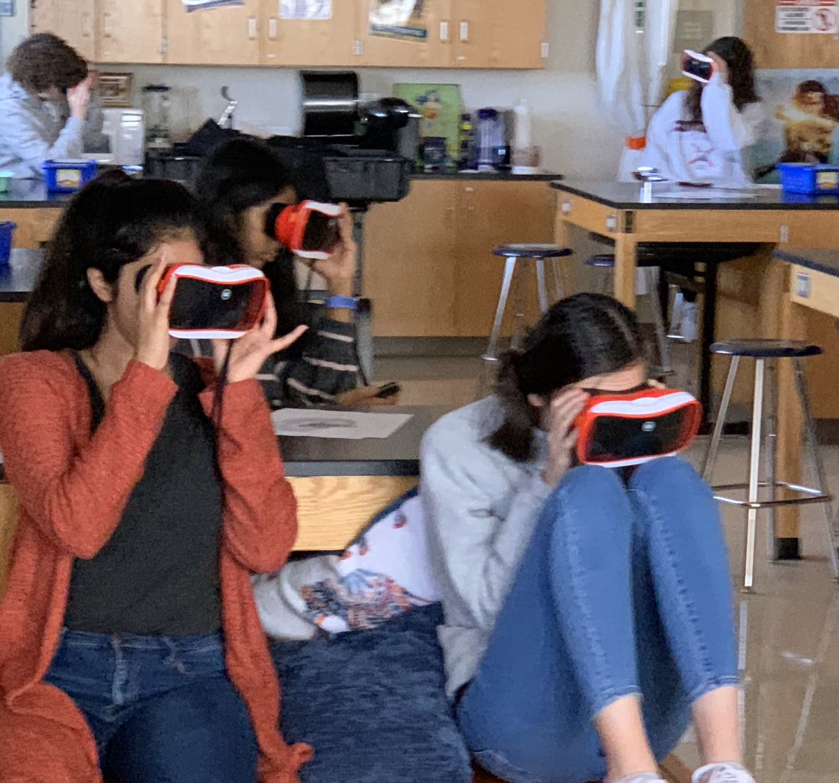 SHolliman7's tweet photo. A&amp;P students took a virtual tour of the CNS today. @Cen10titans #GoogleExpeditions #TitansLearn https://t.co/cx9WKQgen5
