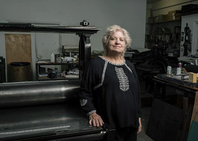 Master printer @bleuacierprint in her Tampa Heights studio for @creativemornings this past fall.

#makeportraits #environmentalportrait #creativemornings #cmstpete #hiddentampa #choosetampa #artistportrait ift.tt/39kwSf7