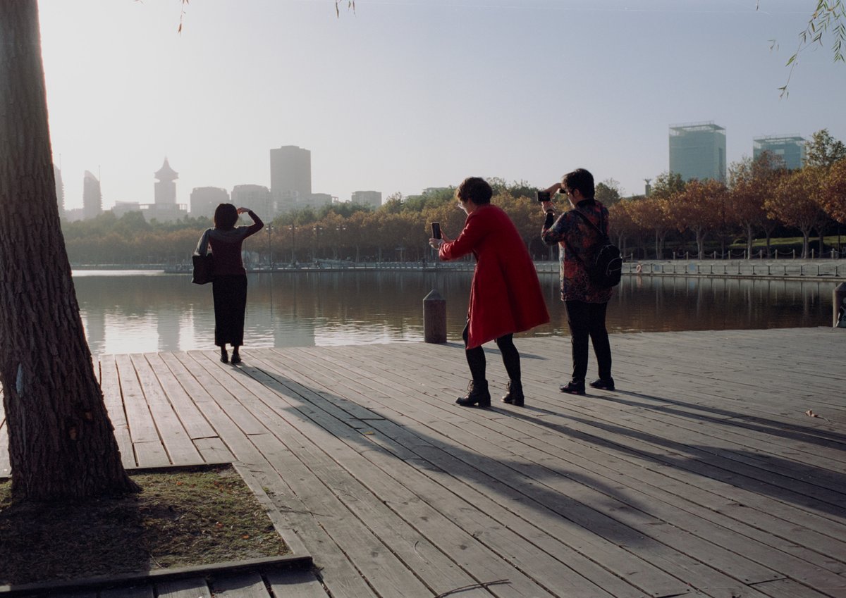 OliverLips's tweet photo. Three ladies posing at Century Park. From our #Shanghai photo diary: https://t.co/lrOQzEkfgf

By Moritz Lips

#LipsBrothers上海 #上海 https://t.co/FZ6BY10aZw