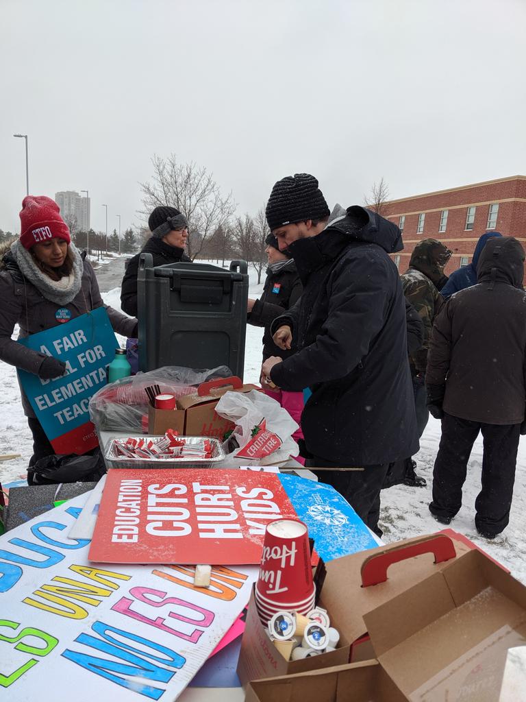 romanaandahmad's tweet photo. No snow days for teachers on strike!
@bristolrms
@NahaniWayPS
https://t.co/Es1FgbYfhP
#ParentPowerActivated #ETFOsolidarity #ETFO #CutsHurtKids #ProtectFDK #SmallerClassSizes #InvestInSpecEd #NoMandatoryELearning #SettleAFairDeal https://t.co/hnT6DuLOzL