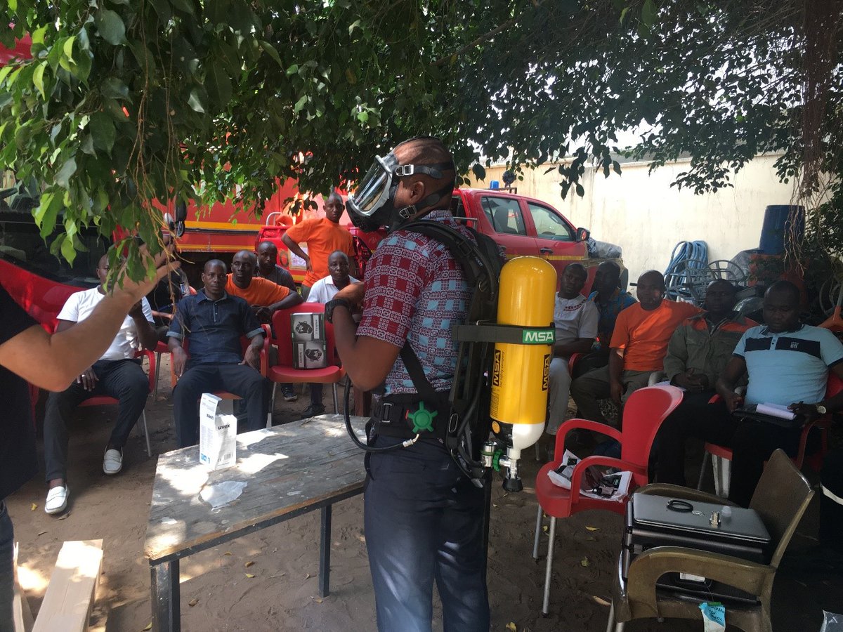 PompierCi's tweet photo. Un formateur de la société MSA Gallet Protection est venu spécialement à Abidjan pour une courte formation de prise en main au profit des pompiers civils.L’ONPC a reçu en effet, 60 appareils respiratoires isolants, avec les accessoires plus de détails ici https://t.co/SNiSWoq33F https://t.co/tFXIQdMP94
