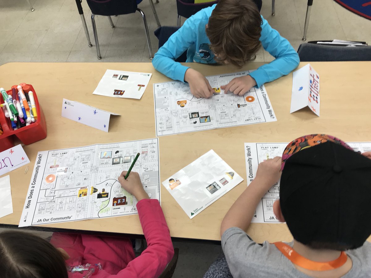 HolmesLibrary97's tweet photo. Holmes students LOVED learning from our awesome parent volunteers during Junior Achievement. #HolmesHawks #oakpark97 #libraries97 #WeAreD97 #JuniorAchievement https://t.co/XUOoZmPdWR