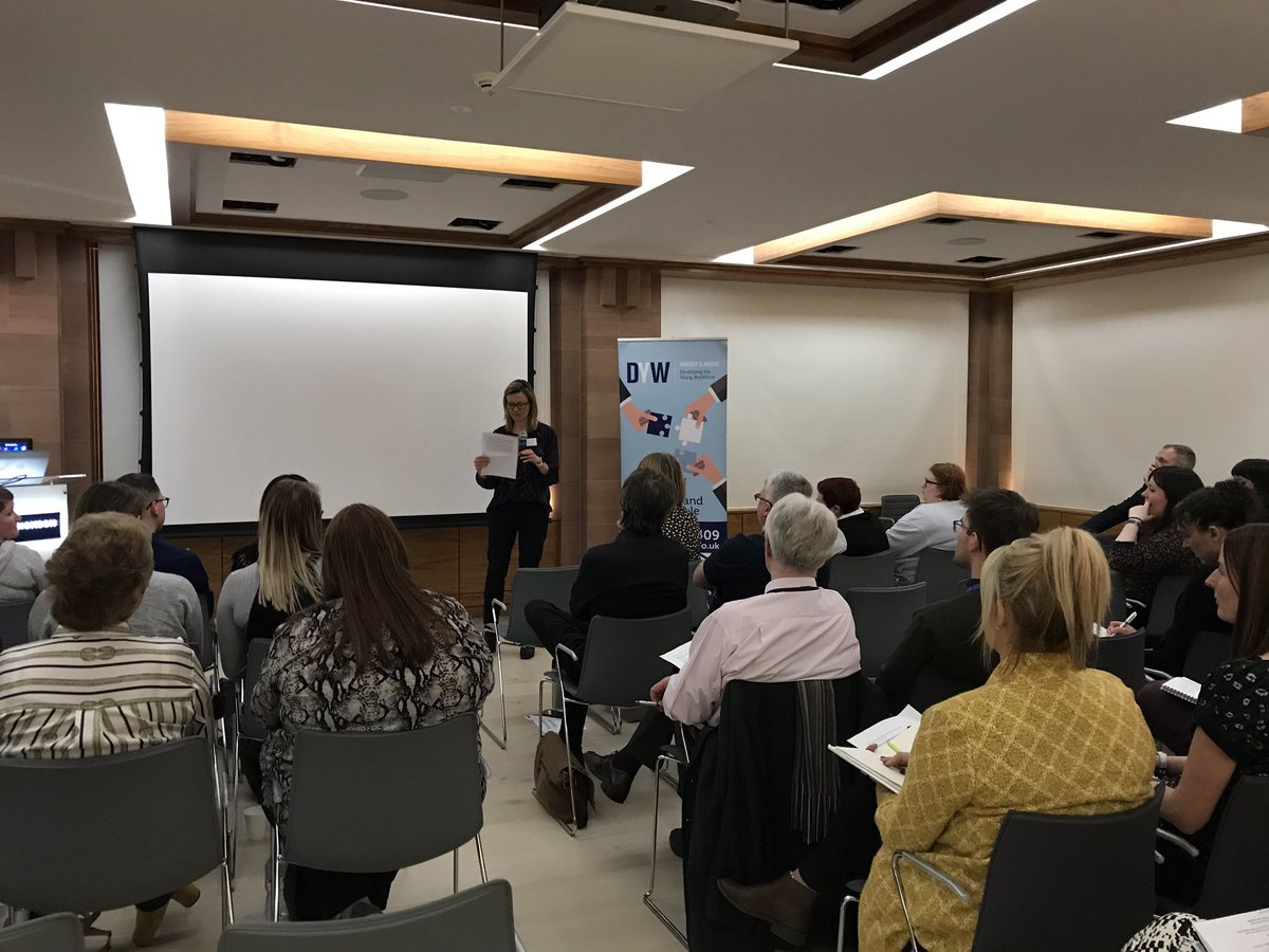 DYWTayCities's tweet photo. Braving Pecha Kucha without her slides (technical problems!) we welcome our first presenter Clare Johnson, Commercial Editor from @DC_Thomson sharing her journey into journalism through a non traditional pathway! #CreativeTeachMeet #DYW_DA https://t.co/1WnfrnOICG