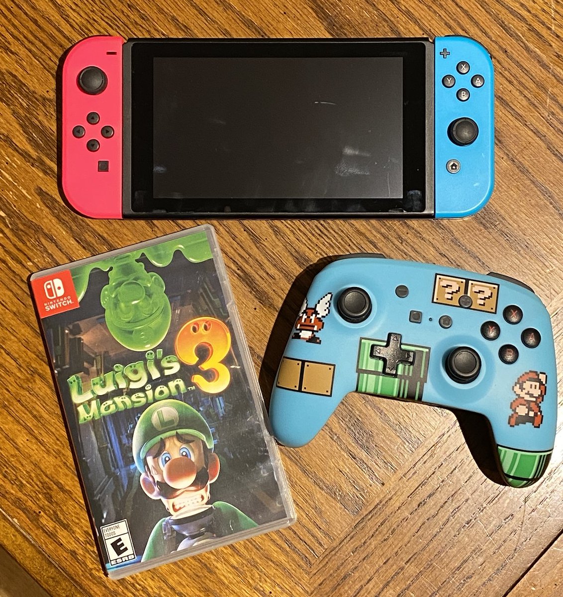 tallwerewolf's tweet image. 🦊 **GIVEAWAY** 🎮

Since I am upgrading to the Animal Crossing switch, I will be giving away my personal Nintendo Switch, with 2 joy-cons, a wireless Super Mario controller, and a copy of Luigi's Mansion 3.

Giveaway ends March 14

HOW TO ENTER: gleam.io/iCvDi/tfzbs-ni…
