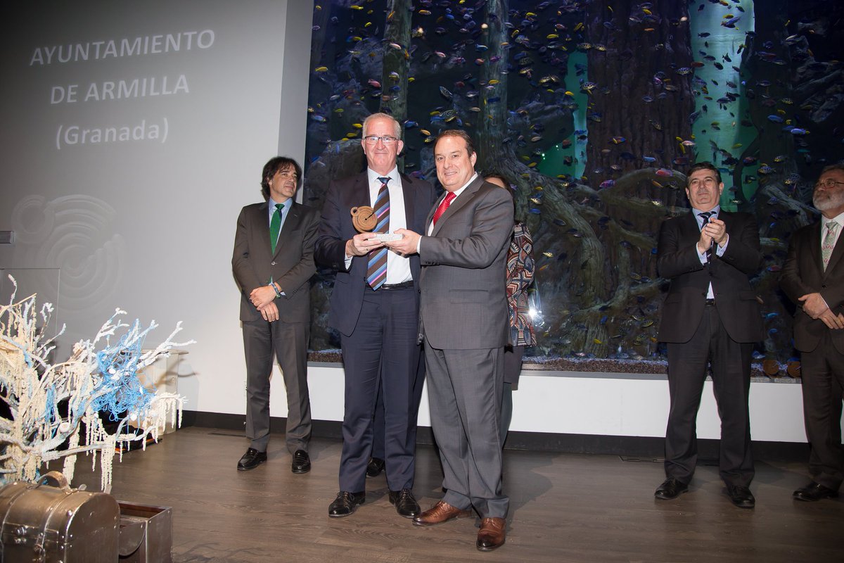 loly_armilla's tweet photo. Muy orgullosa del trabajo de la Concejalía de Medio Ambiente del @AytoArmilla, cuyo trabajo ha sido reconocido 👏👏👏 en Sevilla con el Premio @RAEEImplicate por la correcta gestión de los residuos de aparatos eléctricos y electrónicos. #ArmillaAvanzaContigo cc / @befelo6 https://t.co/Cx5X3Ki26W