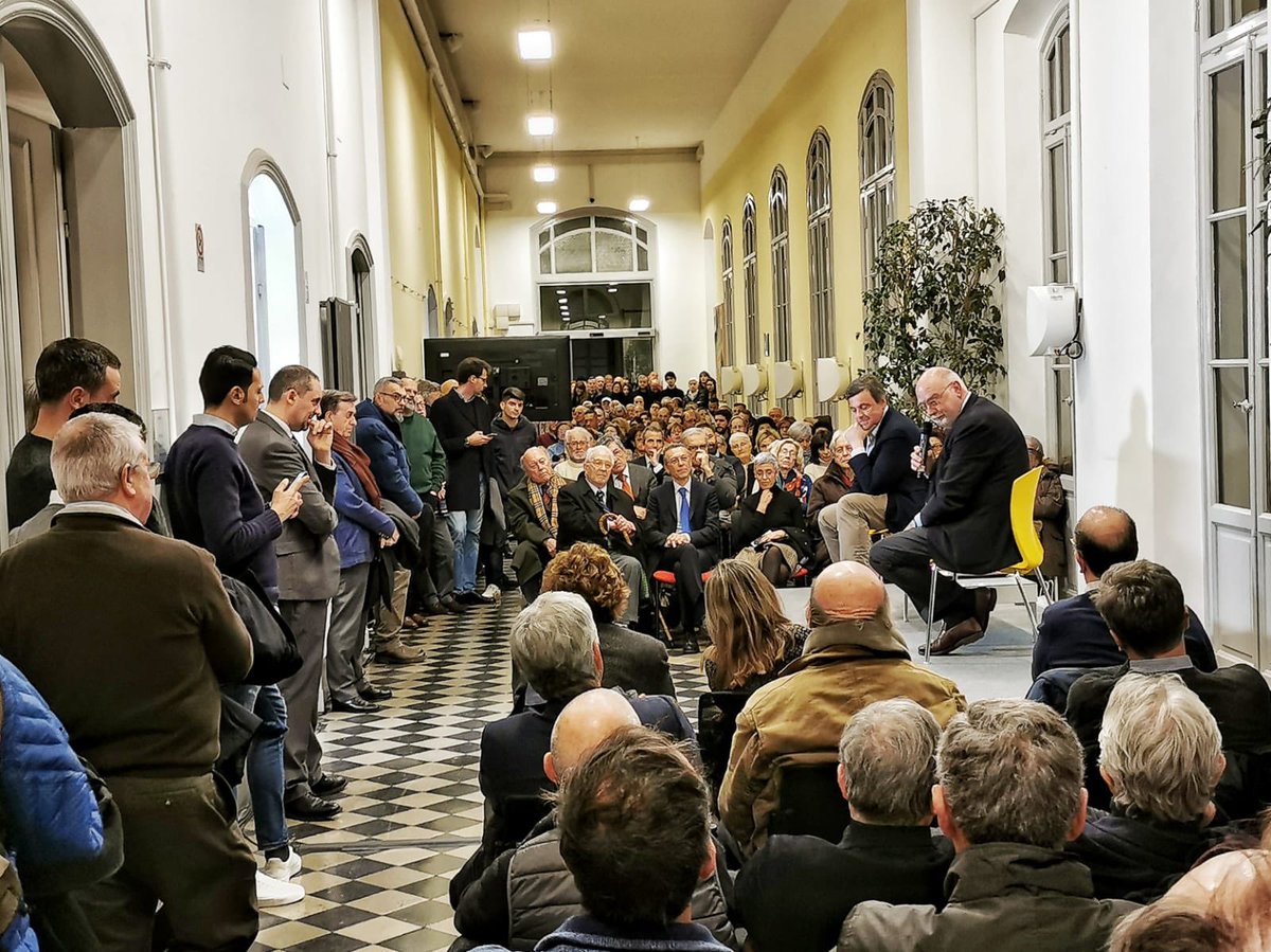 wylabincubator's tweet image. #PiazzaLevante: Incontri con i protagonisti. 

🙌 Pienone in @wylabincubator per @CarloCalenda! 🎤 Il leader di @Azione_it intervistato dal Presidente Antonio #Gozzi.