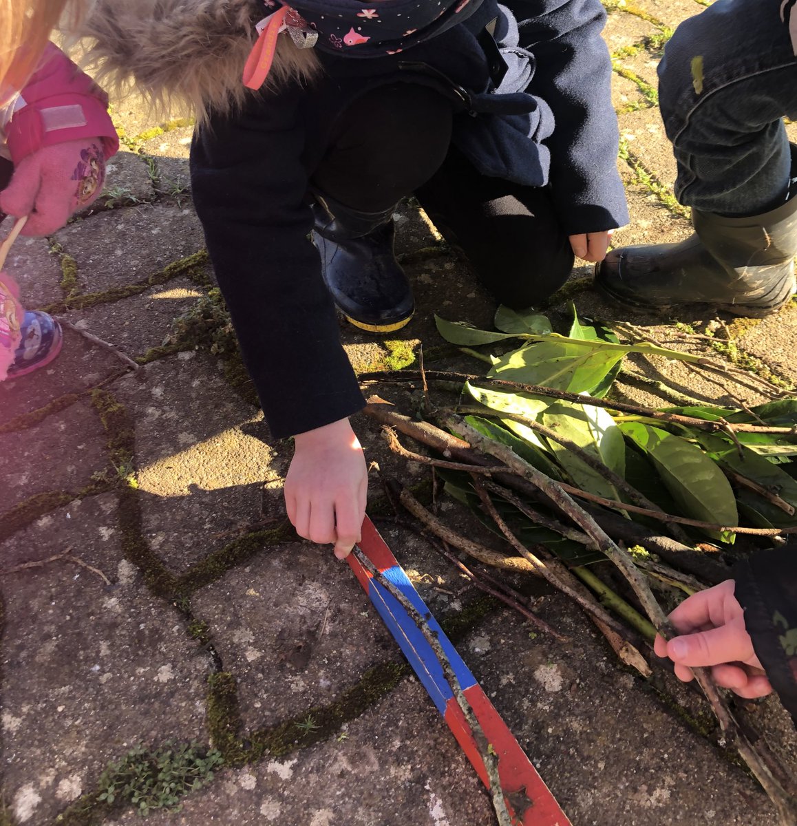 leslouloups's tweet image. #écoledehors et #problemater on mesure des éléments de la nature.