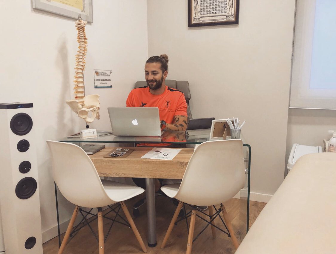 Jarque92's tweet photo. ✍️👨🏼‍💻 Si amas lo que haces, qué raro será que haya un día en el que pierdas la sonrisa https://t.co/sW1FU22Pox