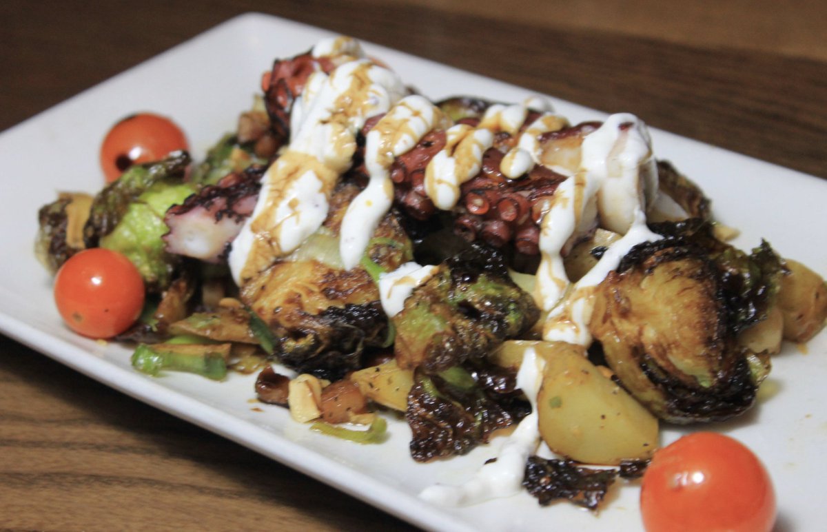 cucinaparadiso's tweet image. You don't need 8 arms to carry out our Grilled Octopus, besides, that would be weird, &amp;amp; you'd have to have a new coat made. 20% off carry out tonight! 
#eightarms #eightlegs #octopus #20percentoffcarryout  #carryout #mycucina #oakpark