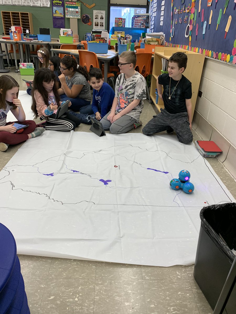 Students are planning their Illinois tour with dash robots #engage142