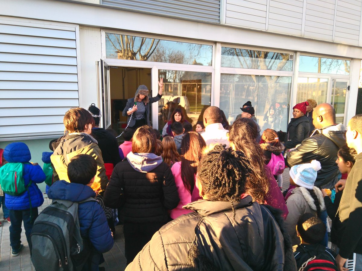 lasiniavic's tweet image. Primer dia de Contes amb famílies! dins el programa #POEFA. Avui, "El secret de les joguines" #generalitateducacio #fonseuropeu #ministerioeducacion