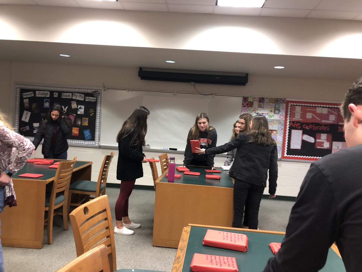 kaiser_tweets's tweet photo. Advanced Writing Blocks 3 and 4 choosing their World Author books through blind dates- just in time for Valentine’s Day ❤️ 📚 thank you @FinneganAHSLMC #nextlevelredbirds #redbirdsread https://t.co/mLXNfdRJ0o